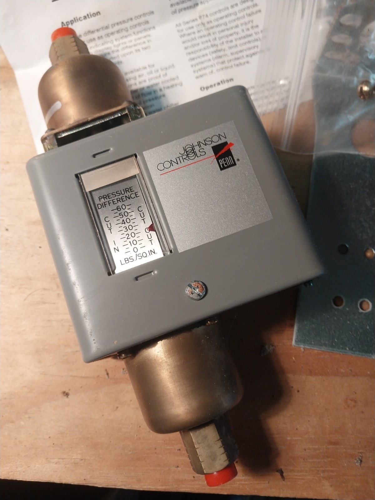 Johnson Controls P74FA-5C Differential Pressure Control Unit New Old Stock
