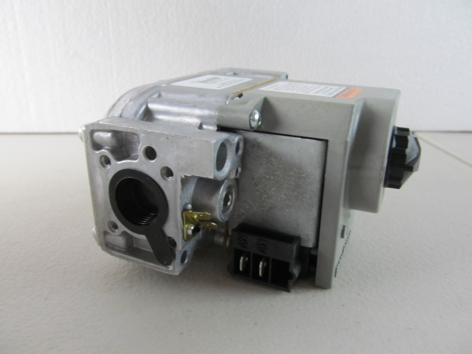 Honeywell VR8205A2024 Gas Valve Direct Ignition 24 VAC 1/2″ 150k BTU, NEW in Box