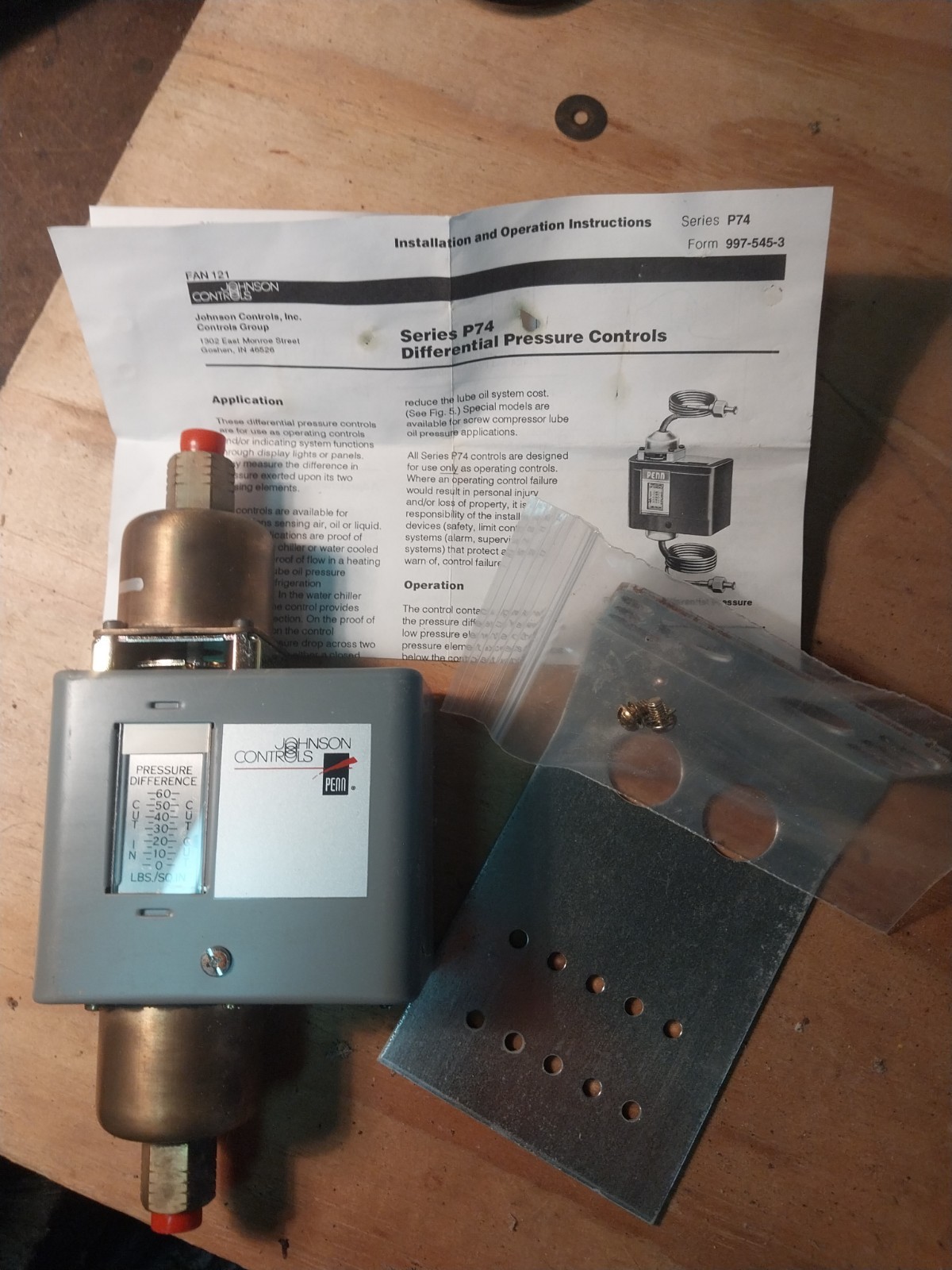 Johnson Controls P74FA-5C Differential Pressure Control Unit New Old Stock
