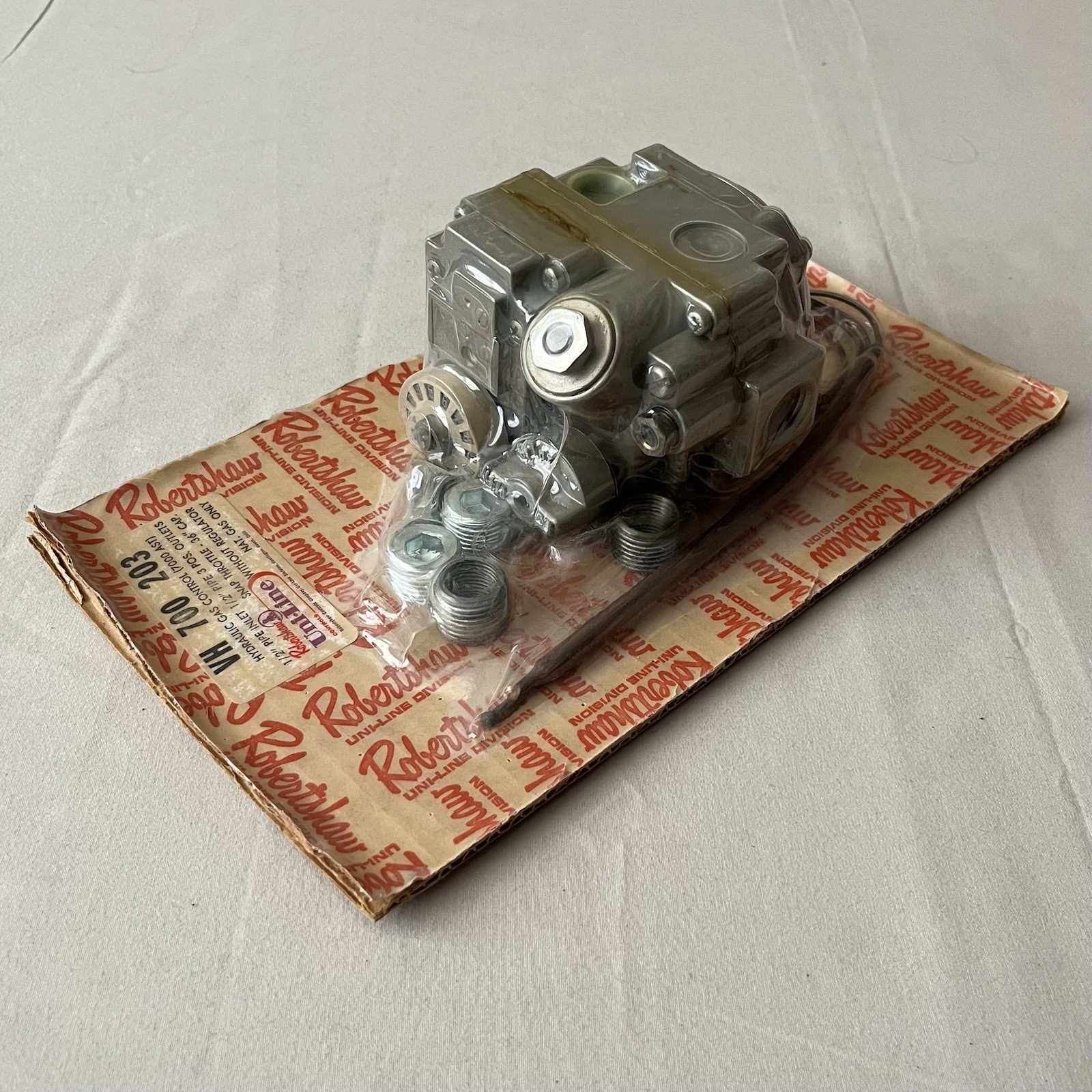 NOS Robertshaw Hydraulic Natural Gas Valve Controls 1/2″ In/Out VH 700 203