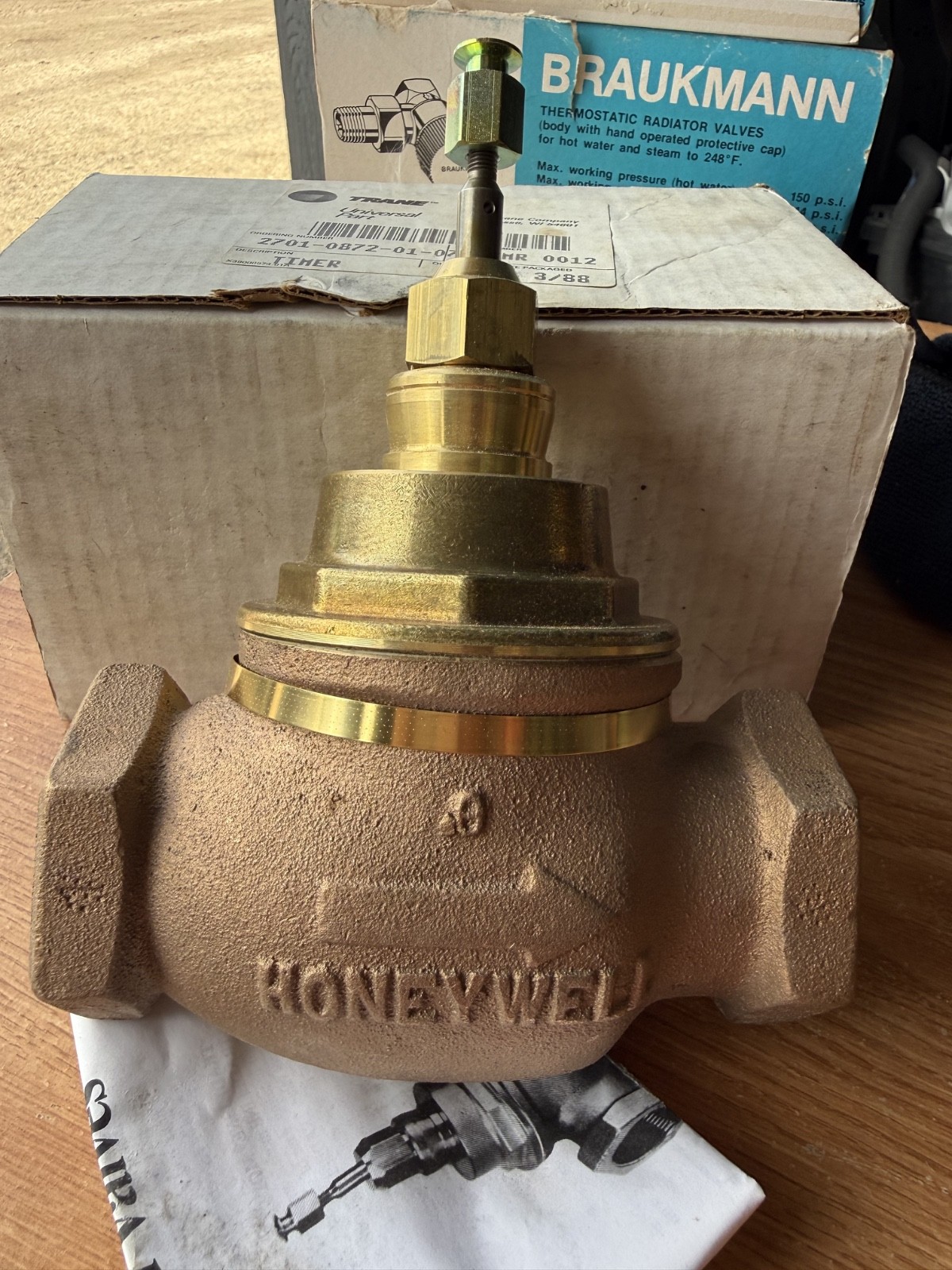 New Honeywell V5011F 1089 2-Way Globe Valve 1-1/2″ NPT Bronze 150 ANSI Cv 25 NIB