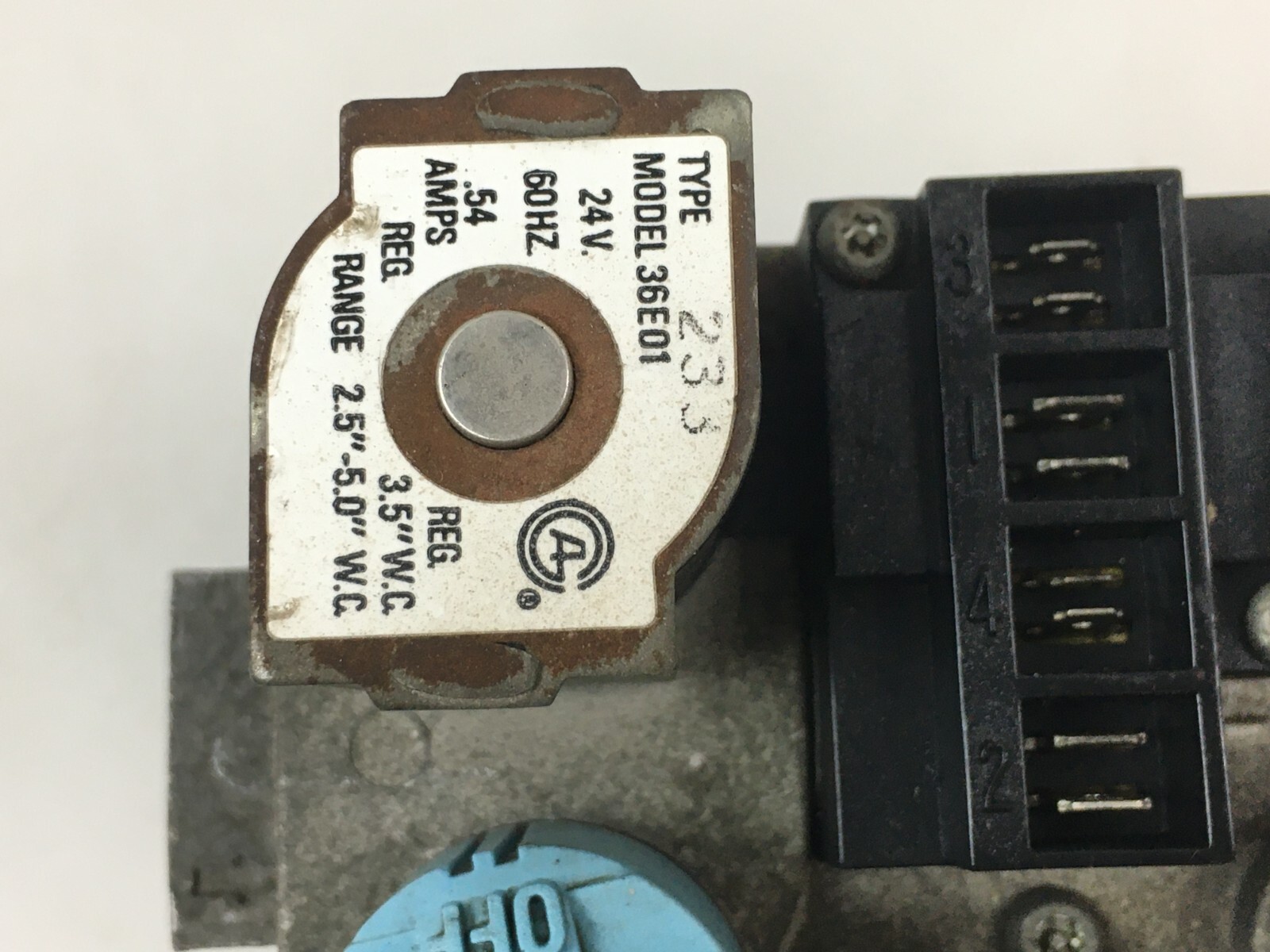 White Rodgers 36E01 233 Furnace Gas Valve B12826-06 in / out 1/2″ used #G400