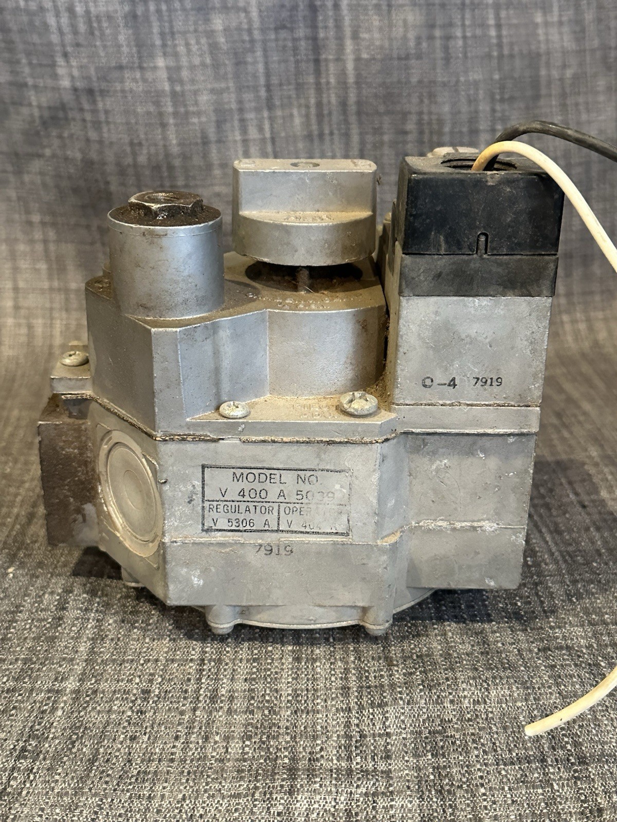 Honeywell V400 A 5039 Single Valve Standing Pilot Combination Gas Control