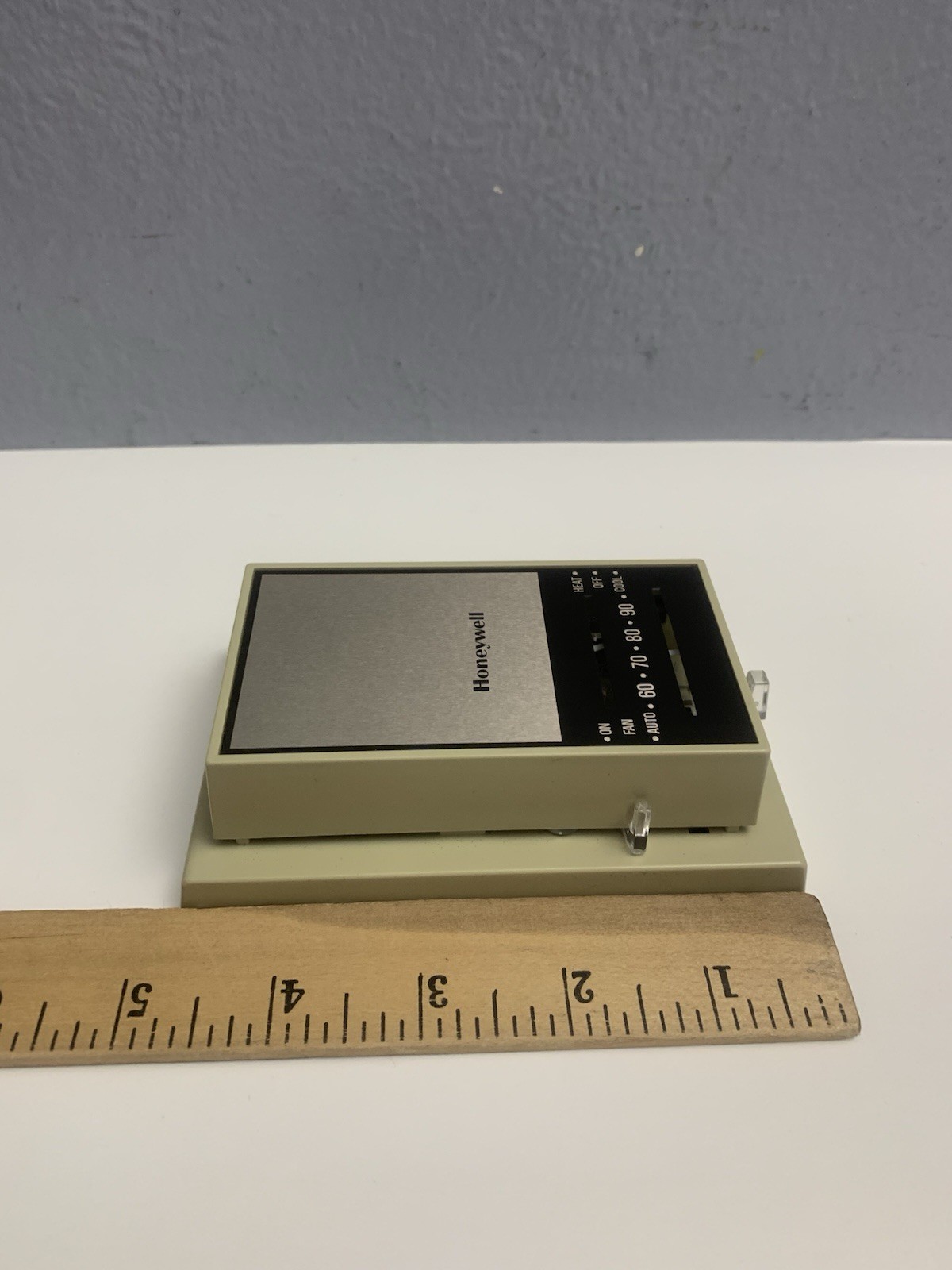 Vintage Honeywell T834C1137 Manual Mechanical Heat Cool Thermostat