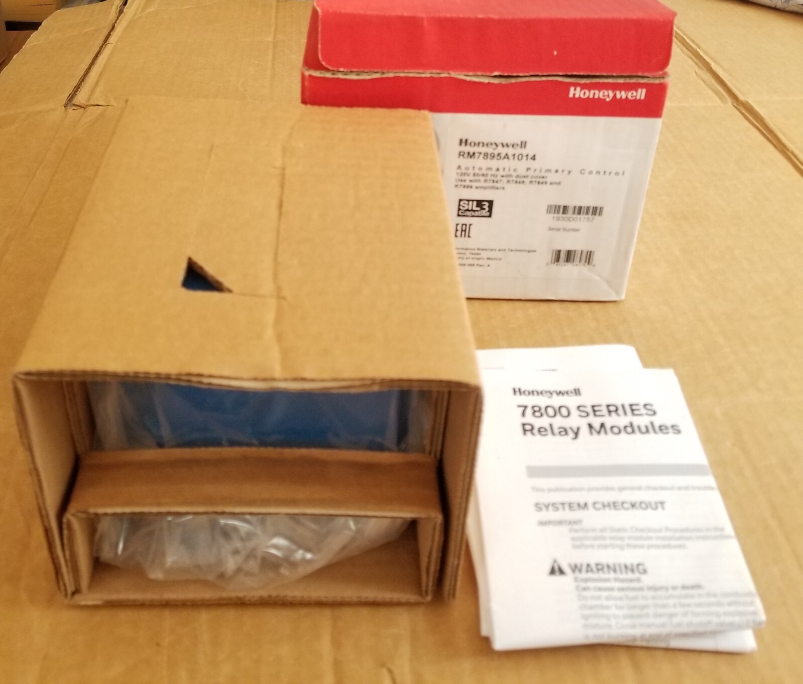 Surplus Honeywell RM7895A1014/ RM7895 A 1014 BURNER CONTROL With Dust Cover *NEW