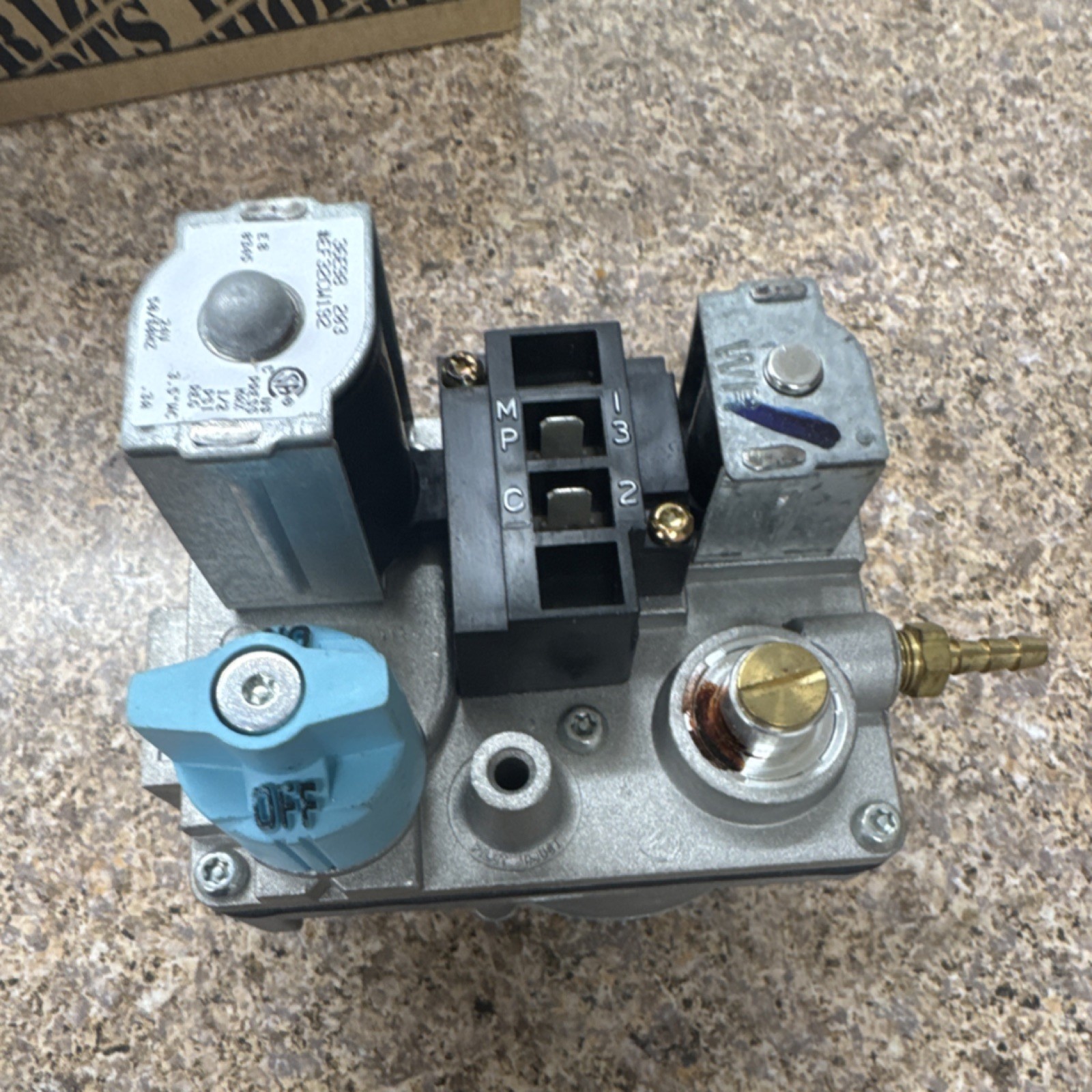 Carrier EF32CW192 Gas Valve 1 Stage Redundant 24V 50/60Hz 3.5″ WC 1/2″ NPT