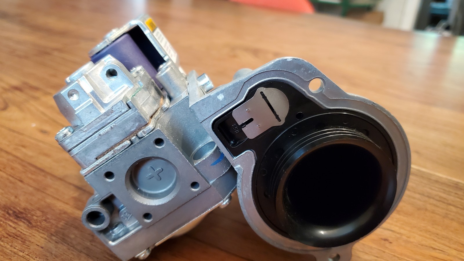 HONEYWELL VK8115V 1366 w/VK8115F GAS VALVE. 1 gasket and 2 screws included.