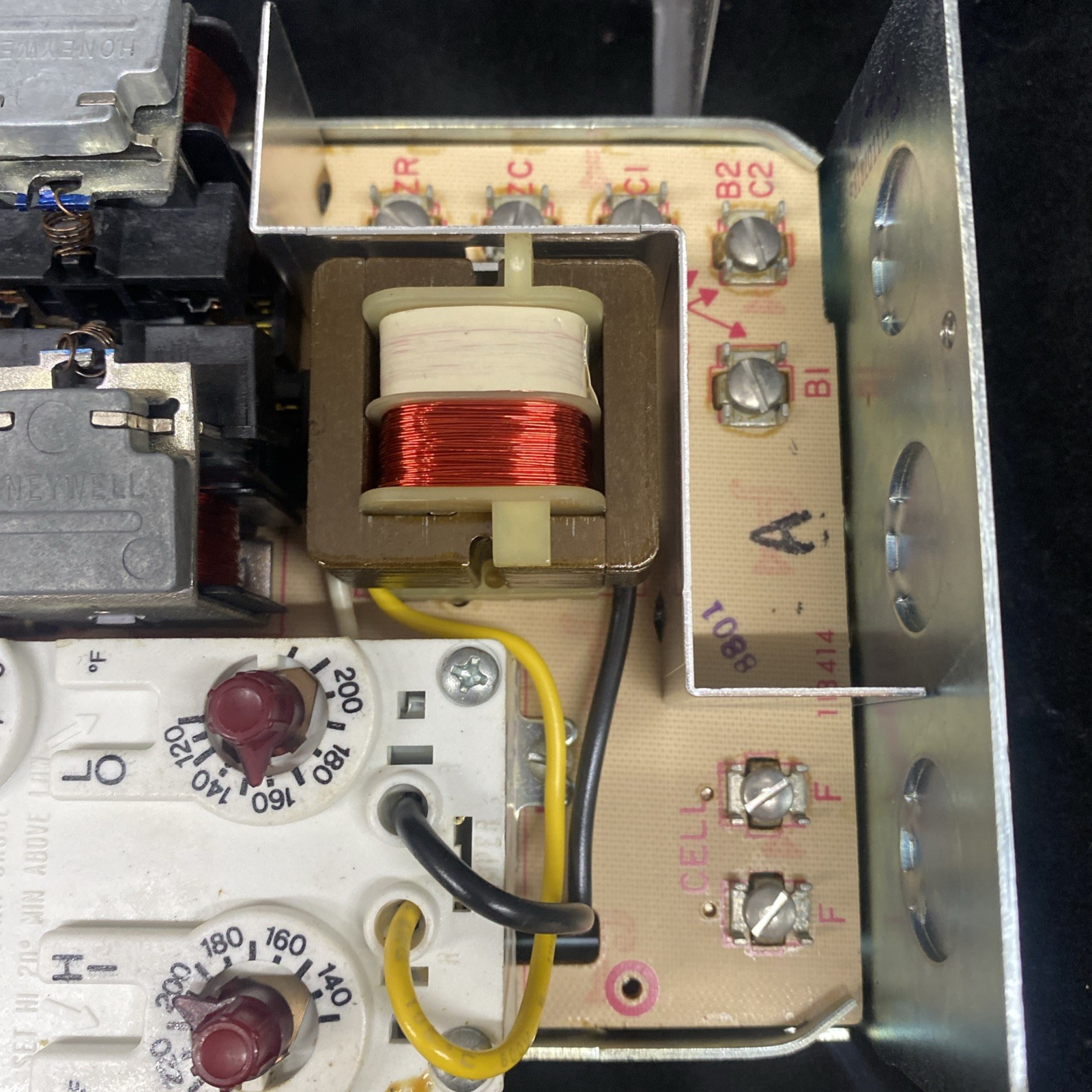 Honeywell R8182D 1111 Aquastat Protector/Relay Controller 120V.2A New Open Box
