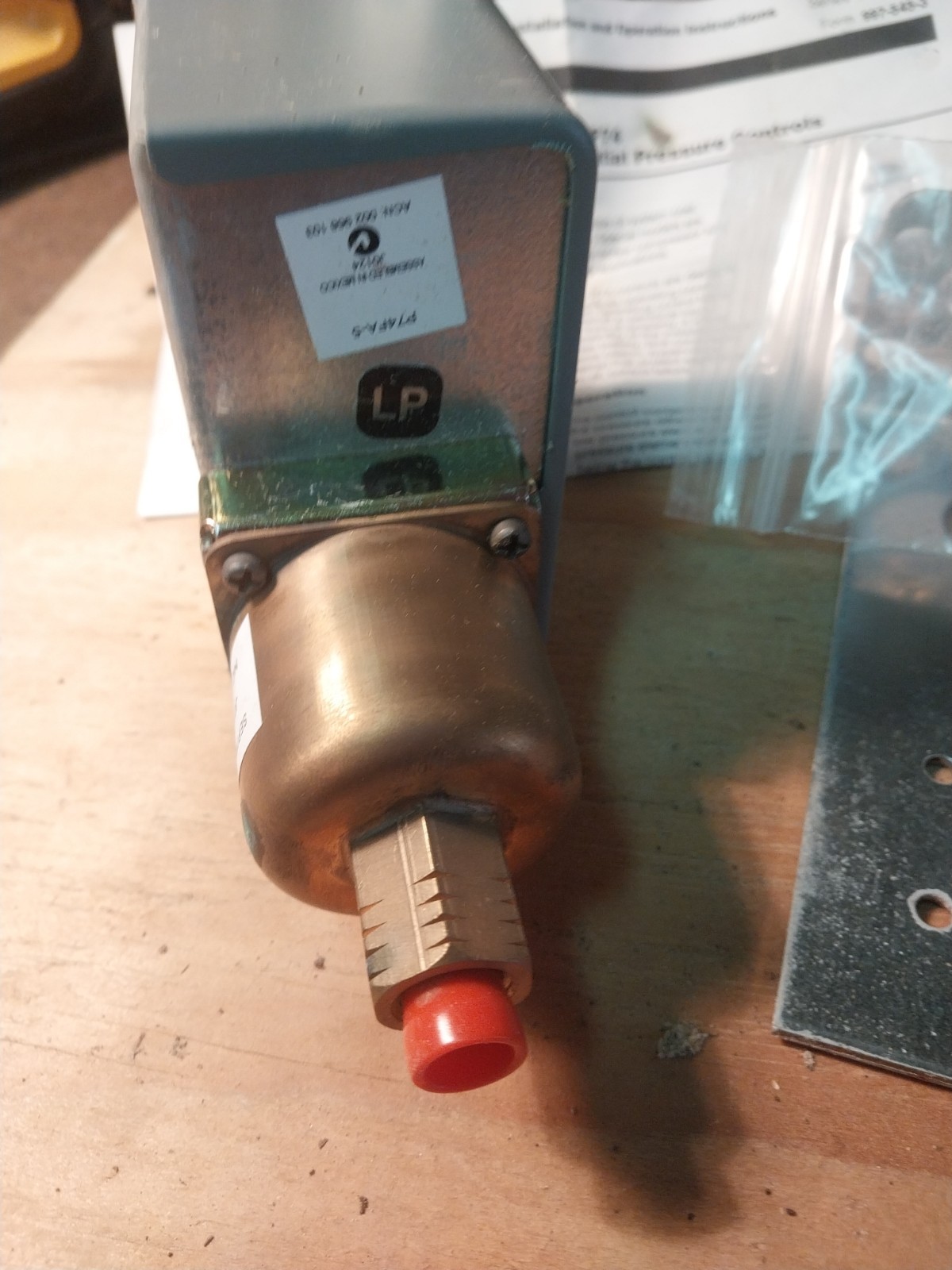 Johnson Controls P74FA-5C Differential Pressure Control Unit New Old Stock
