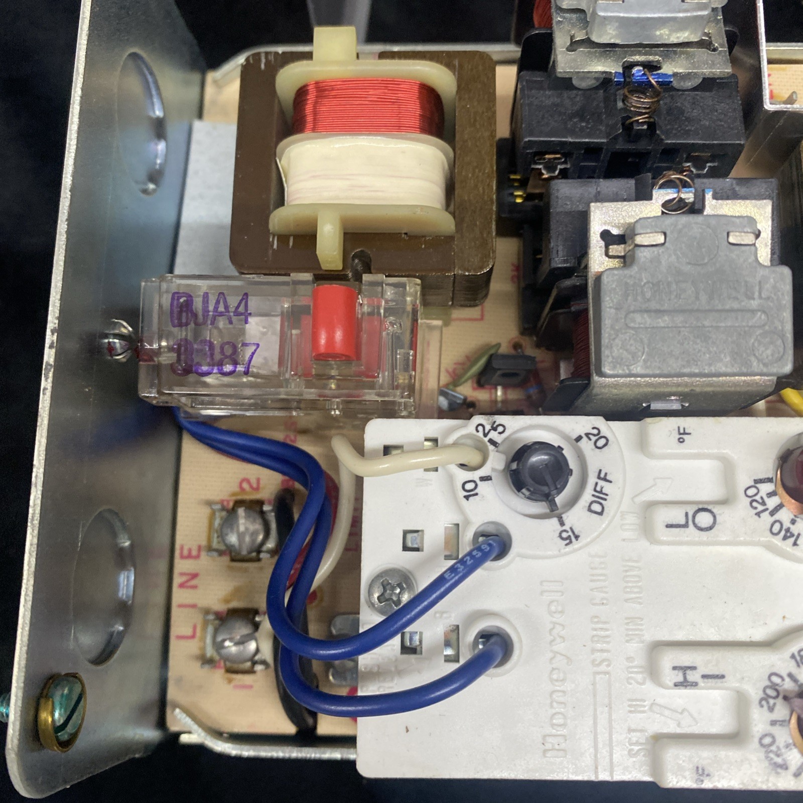 Honeywell R8182D 1111 Aquastat Protector/Relay Controller 120V.2A New Open Box