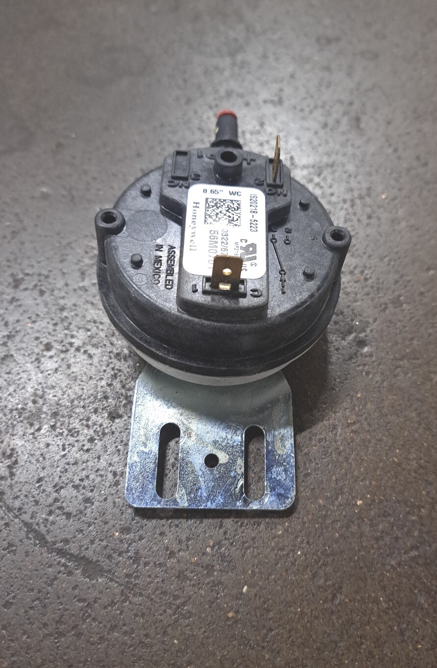 56M0701 / IS2018-5223 HONEYWELL FURNACE PRESSURE SWITCH USED .65″ W.C.