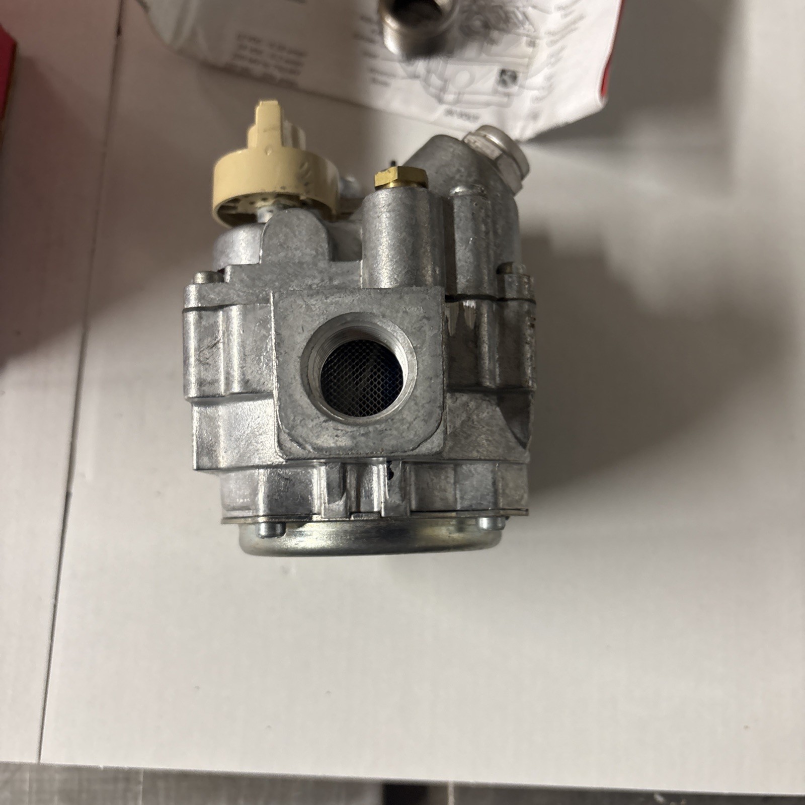 Robertshaw 700-400 1/2in x 3/4in Combination Gas Valve, 24 Volt