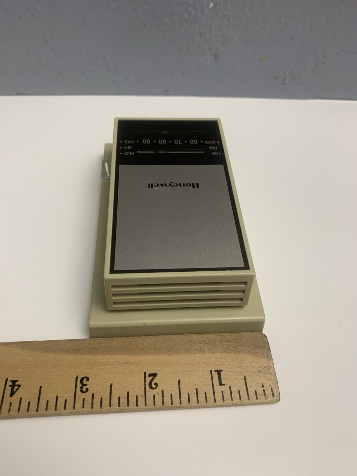 Vintage Honeywell T834C1137 Manual Mechanical Heat Cool Thermostat