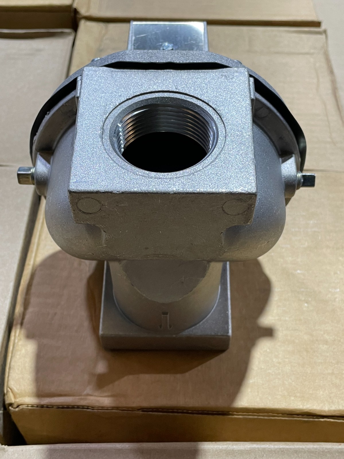 Honeywell V88A-1683-3 Diaphragm Gas Valve 24V, .62AMP, 1 1/4″ NPT 1PSI New/Open