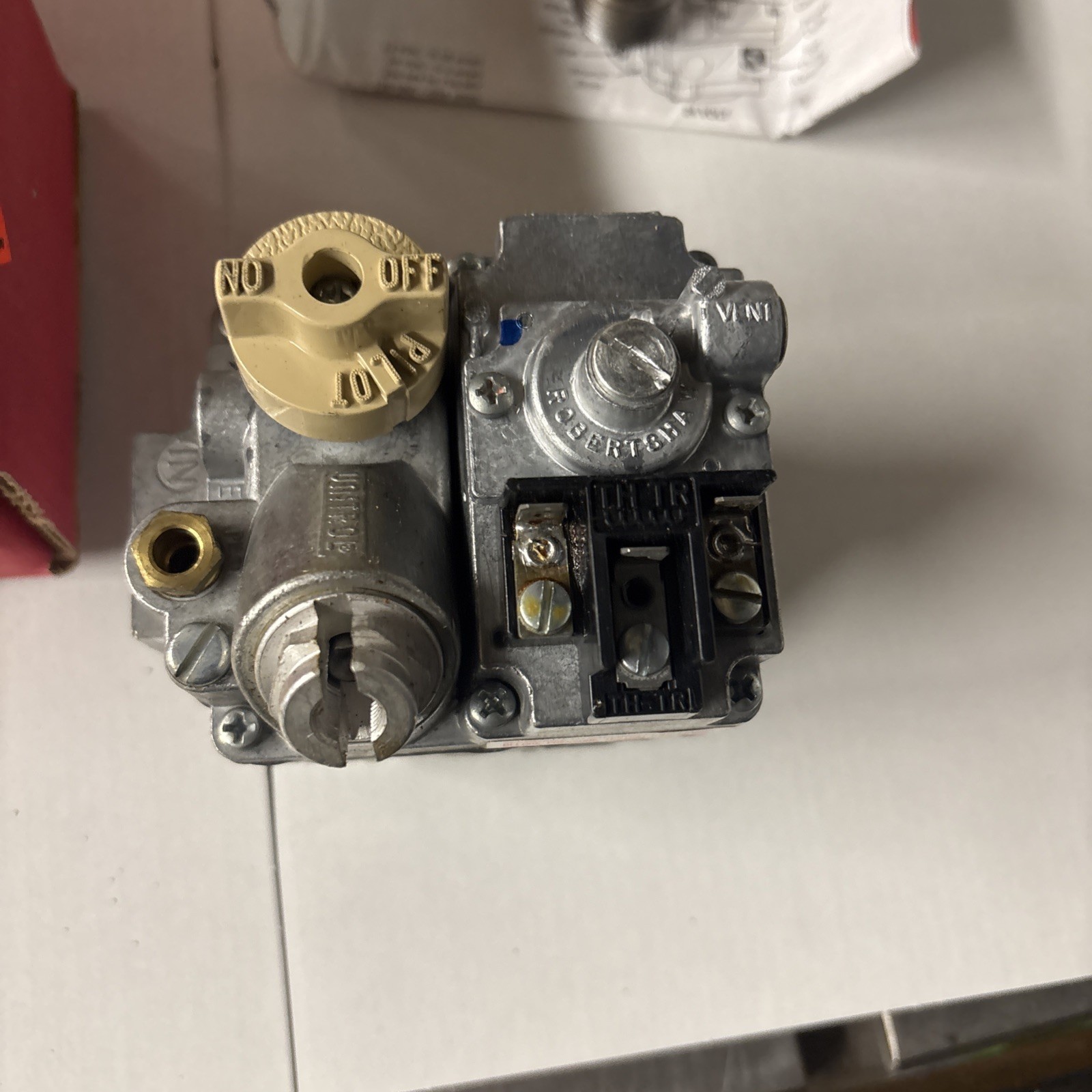 Robertshaw 700-400 1/2in x 3/4in Combination Gas Valve, 24 Volt