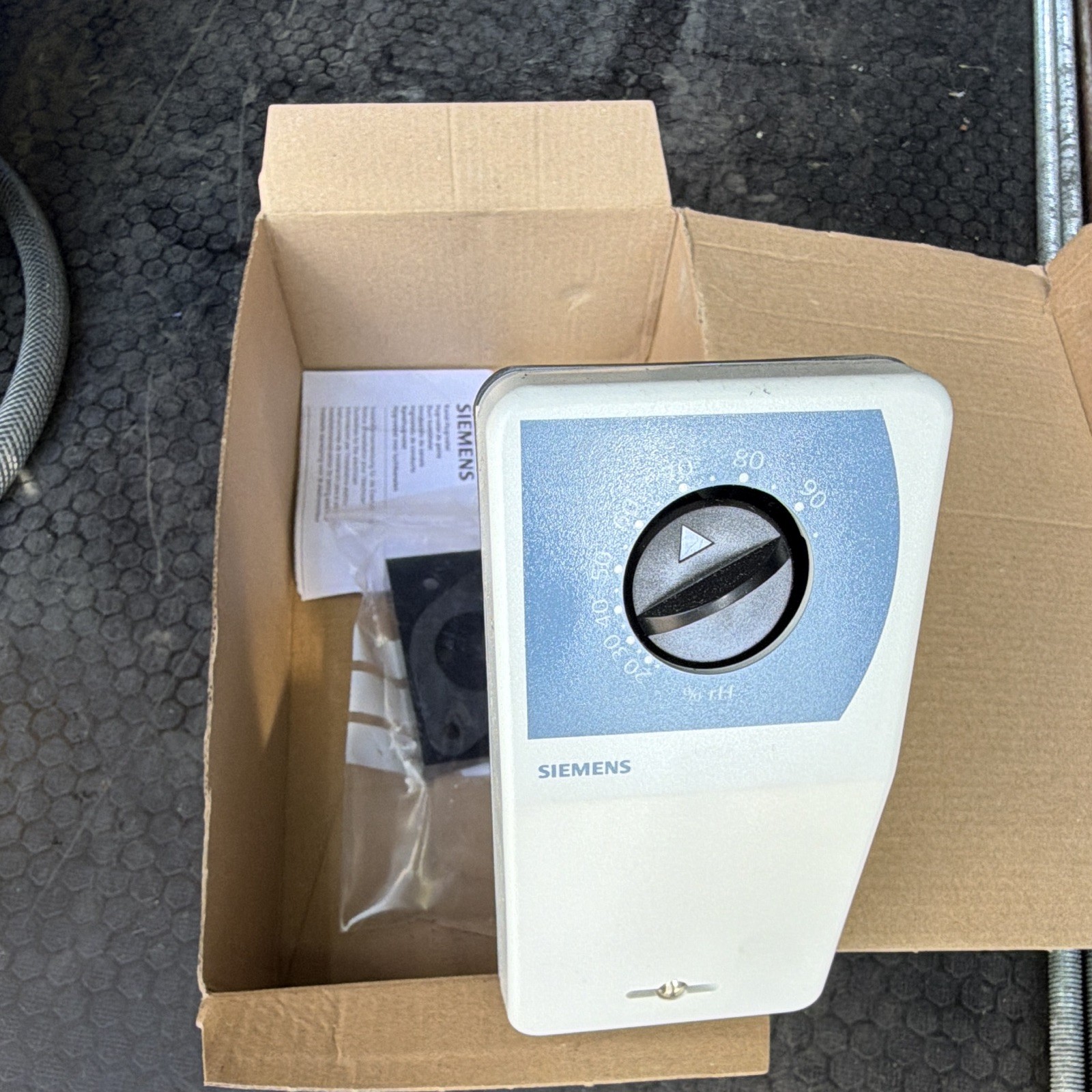 Siemens QFM81.2 Duct Hygrostat Humidity Control Sensor White Blue