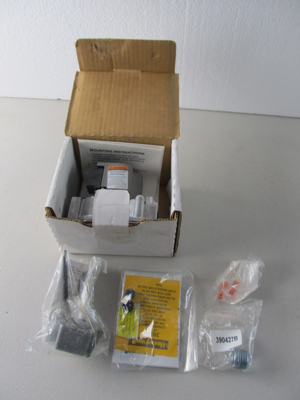 Honeywell VR8205A2024 Gas Valve Direct Ignition 24 VAC 1/2″ 150k BTU, NEW in Box