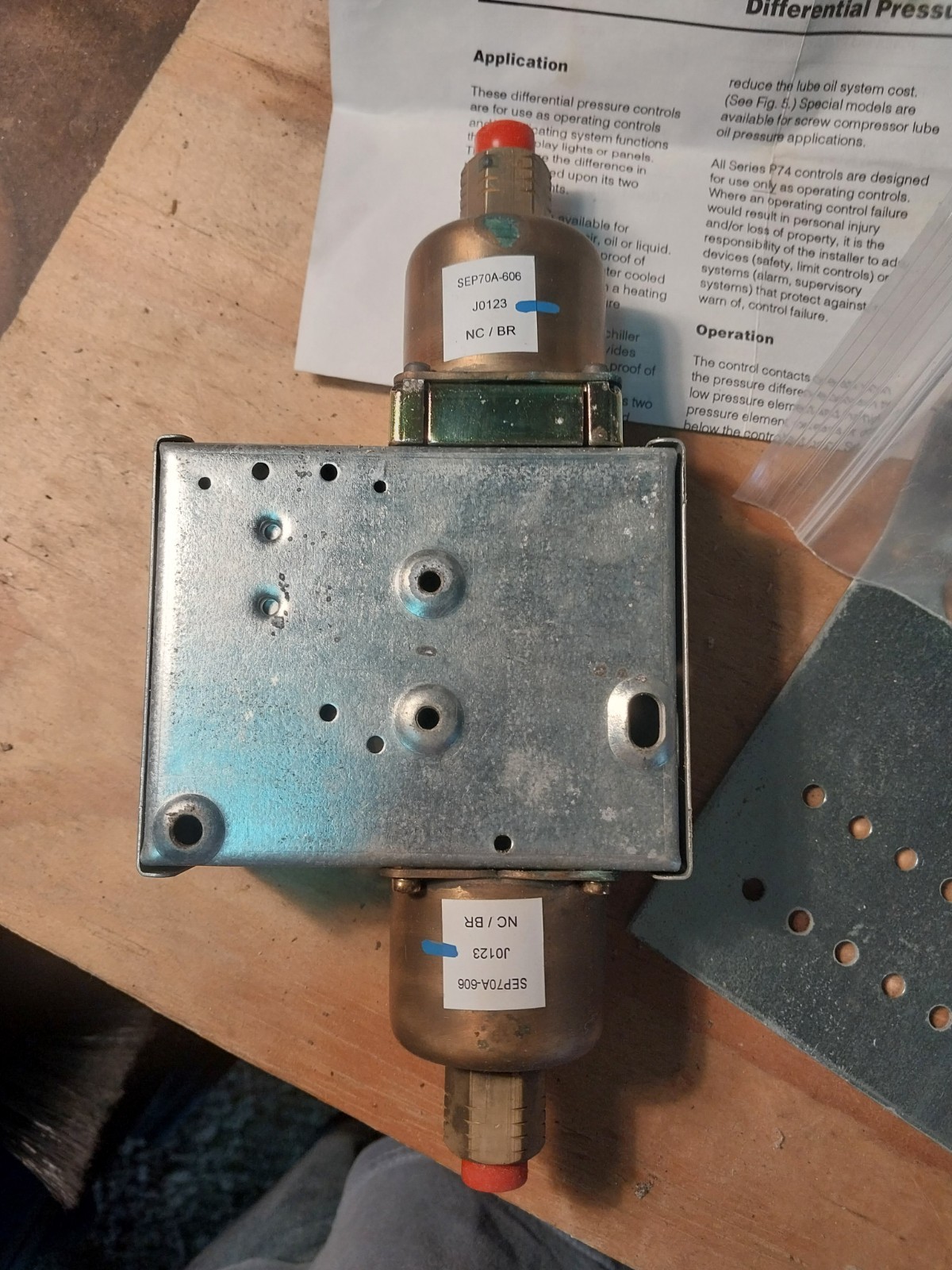 Johnson Controls P74FA-5C Differential Pressure Control Unit New Old Stock