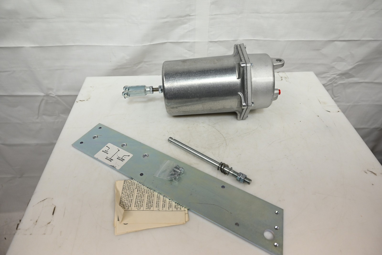 Schneider MK-7101 Pneumatic Damper Actuator 3-8PSI Spring, 4-1/2″Stroke