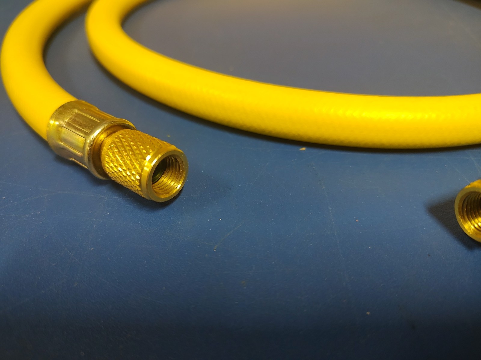 R-410A 4000PSI BURST 800PSI MAX YELLOW CHARGING HOSE 72″ Long