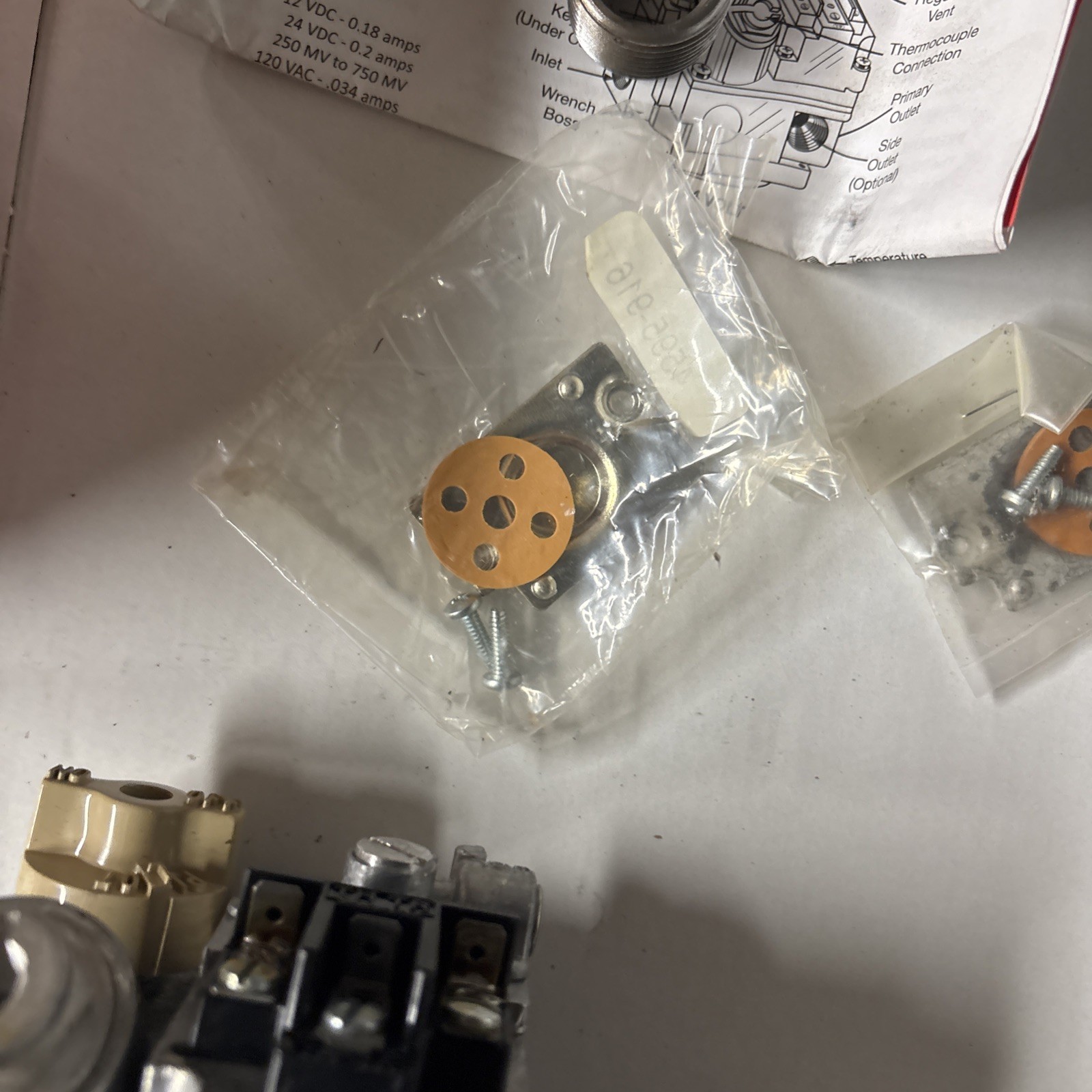 Robertshaw 700-400 1/2in x 3/4in Combination Gas Valve, 24 Volt