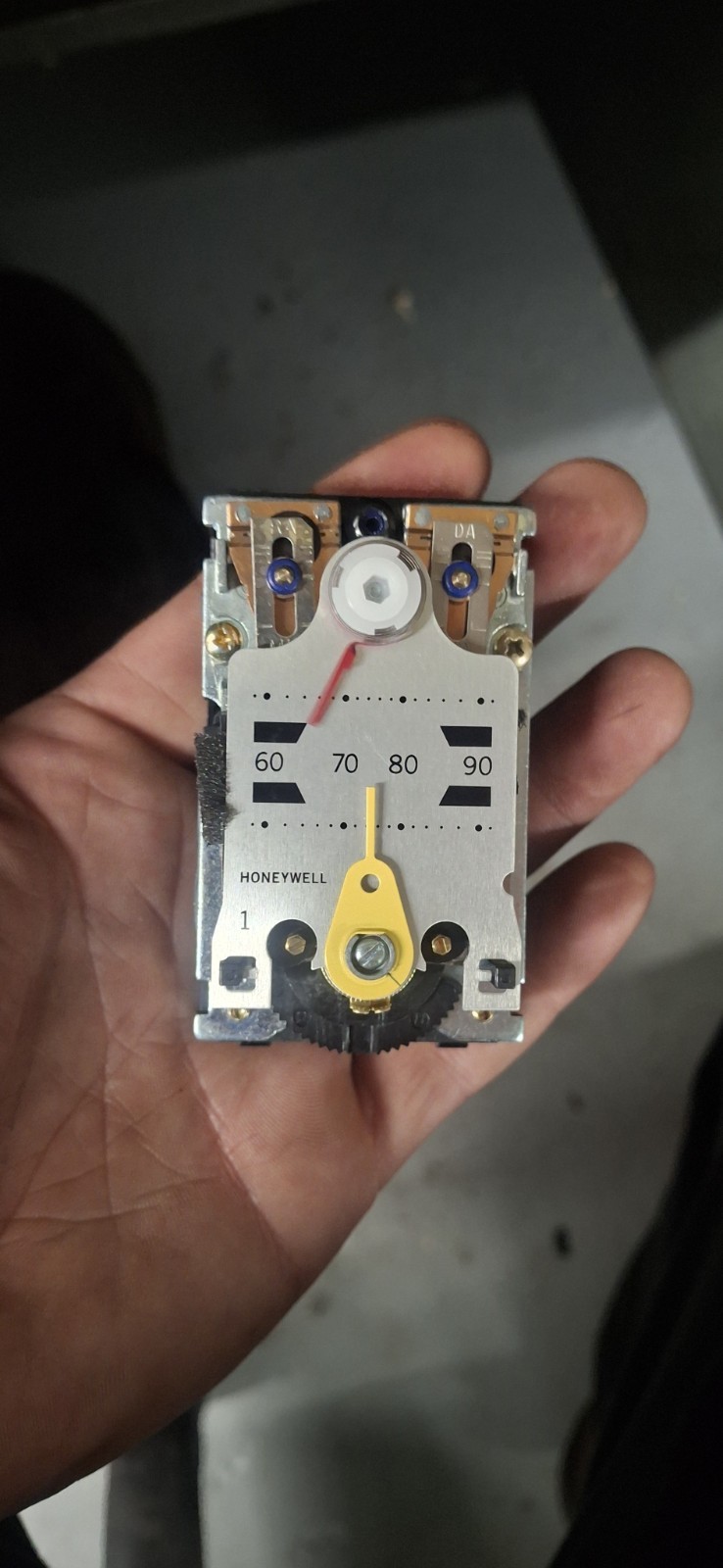 Honeywell TP972A2002 Pneumatic Thermostat Analog Non-Programmable 60-90F