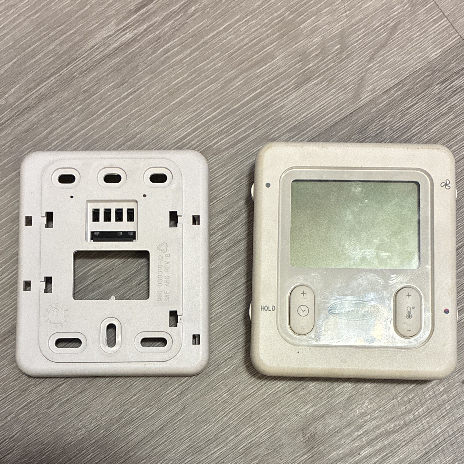Carrier SYSTXCCSMS01 Non-Programmable Digital Thermostat White w/ Mounting Plate