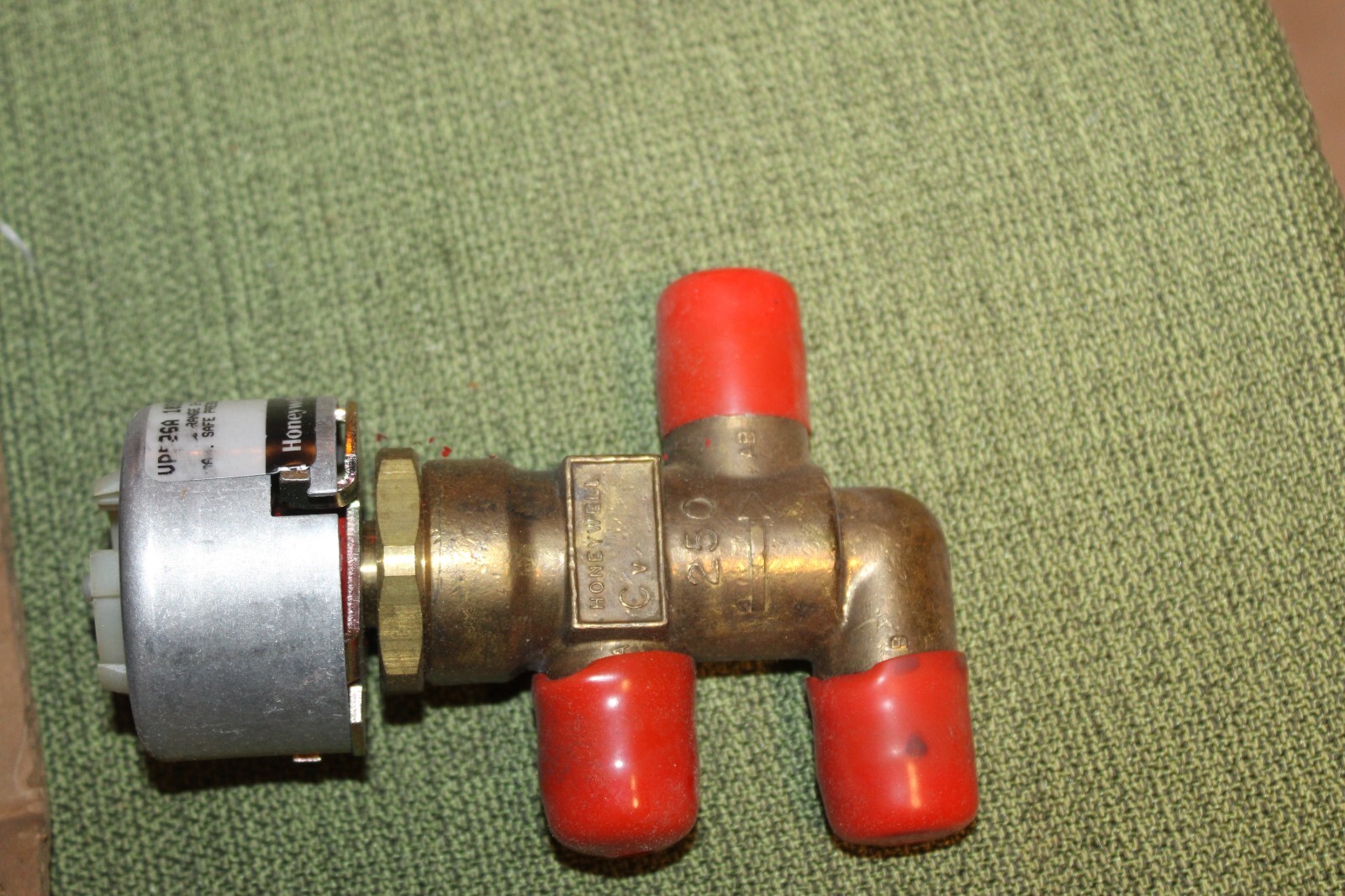 NEW HONEYWELL VP526A1035 Pneumatic 3 Way Unitary Mixing Valve 1/2″ 2.5Cv