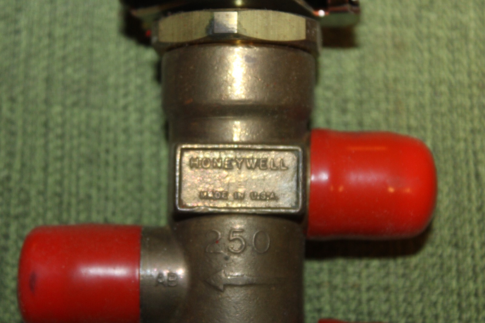 NEW HONEYWELL VP526A1035 Pneumatic 3 Way Unitary Mixing Valve 1/2″ 2.5Cv
