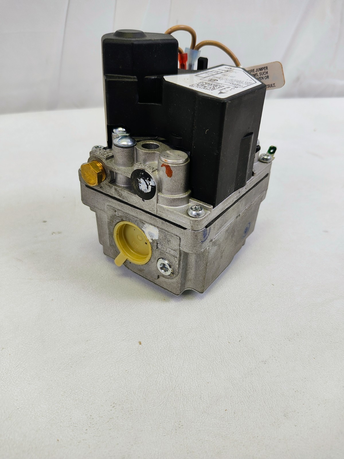 White-Rodgers Model 36H32-304 GAS VALVE UNUSED IN A WORN BOX