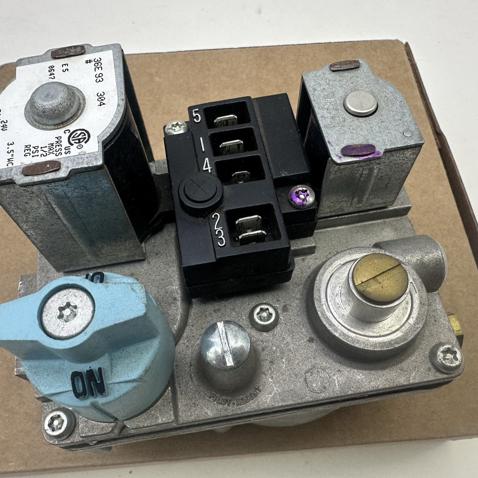 White Rodgers 36E93 304 Manifold Gas Valve 36E93304 Unknown Working Condition
