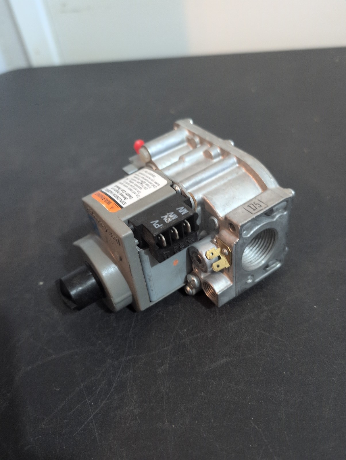 New Honeywell VR8304K4814 Gas Valve Open Box