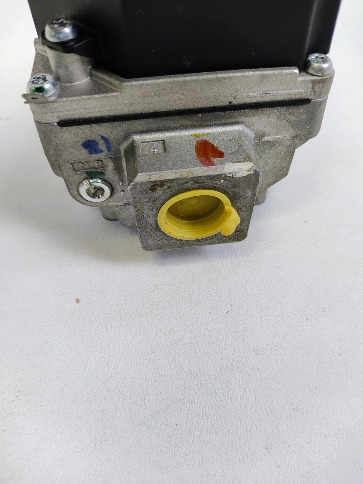 White-Rodgers Model 36H32-304 GAS VALVE UNUSED IN A WORN BOX
