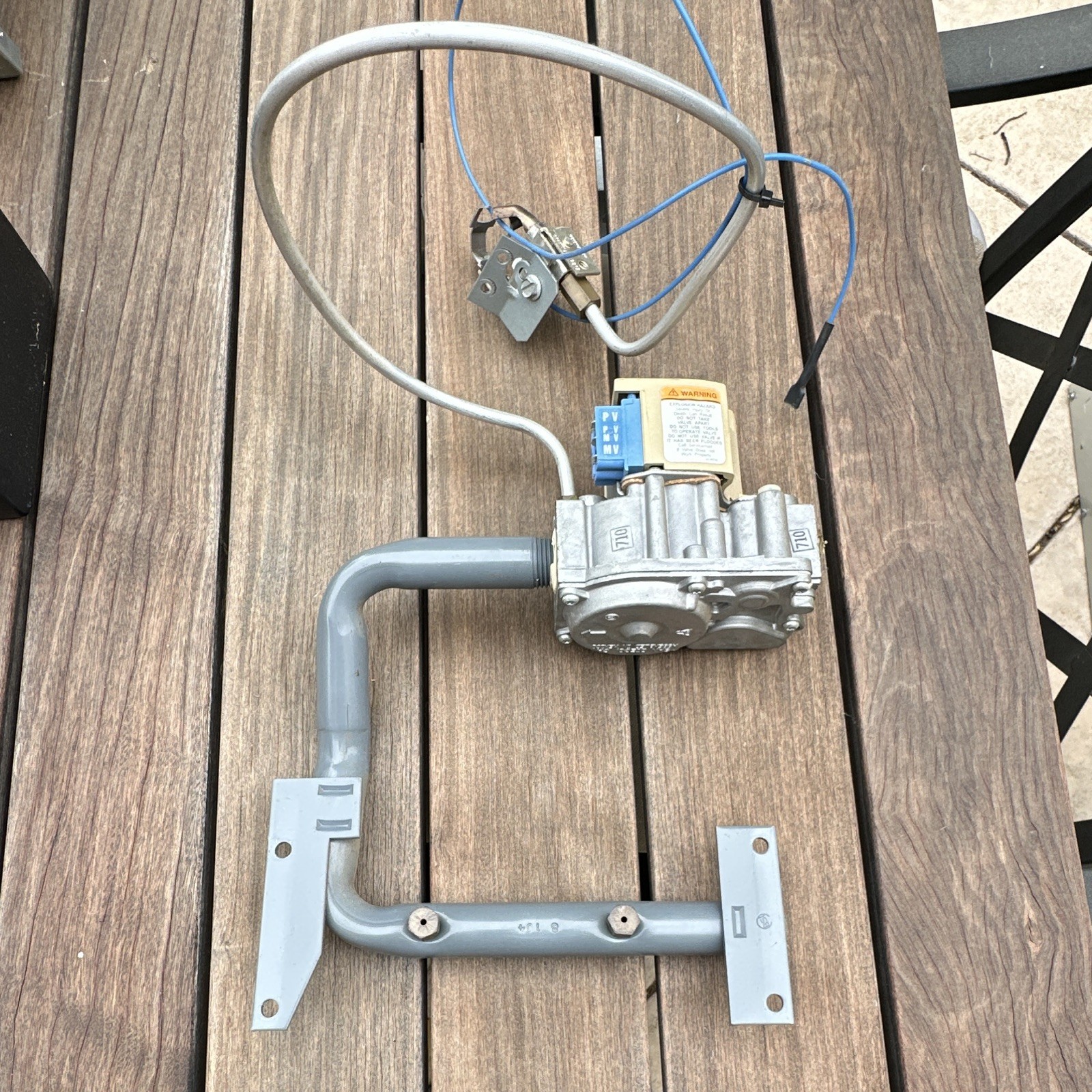 Honeywell Gas Valve VR8204M 1075 24V 60Hz for Central Furnace
