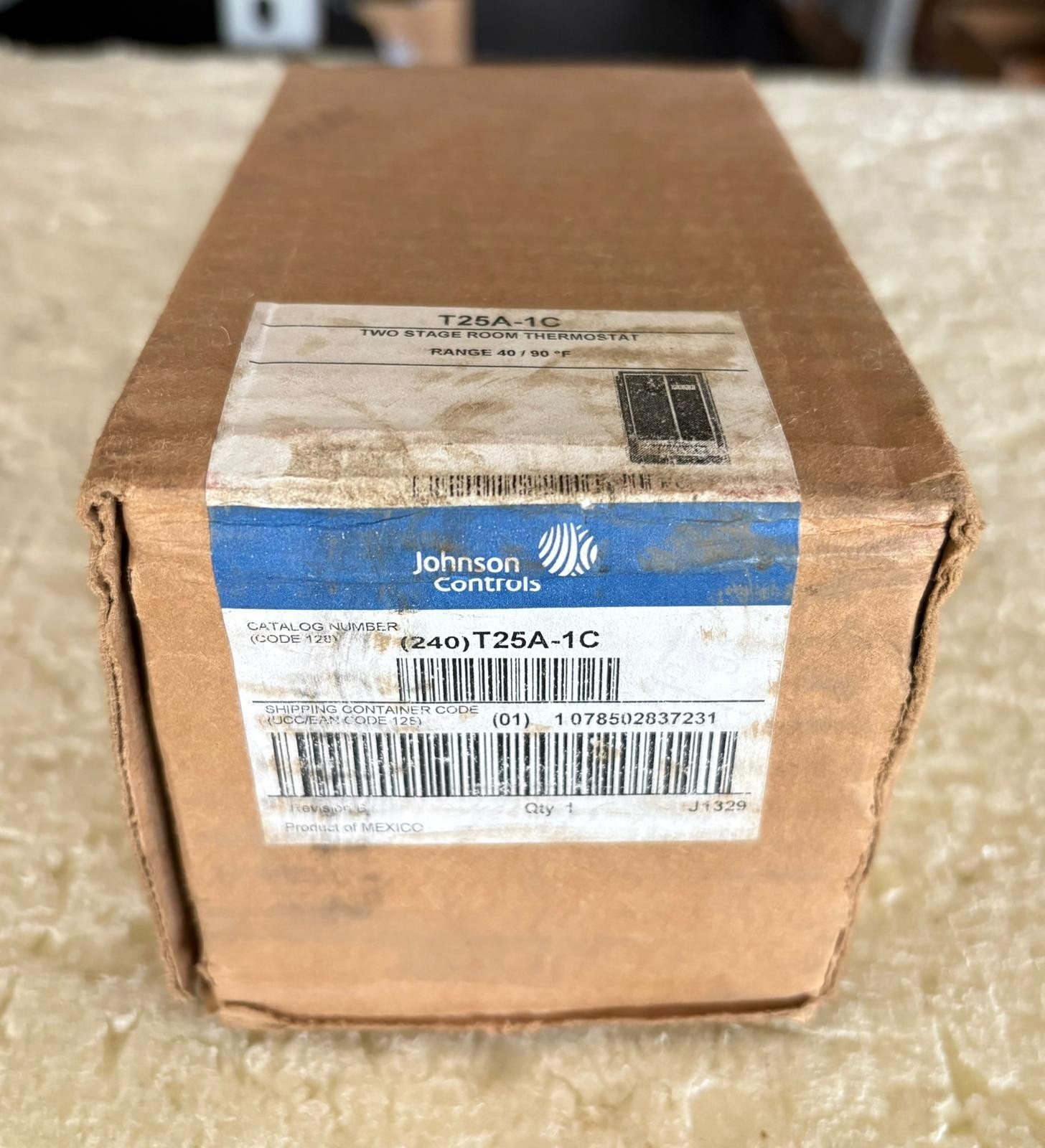 Johnson Controls T25A-1C Two Stage Room Thermostat 40-90°F w/ Box & Instructions