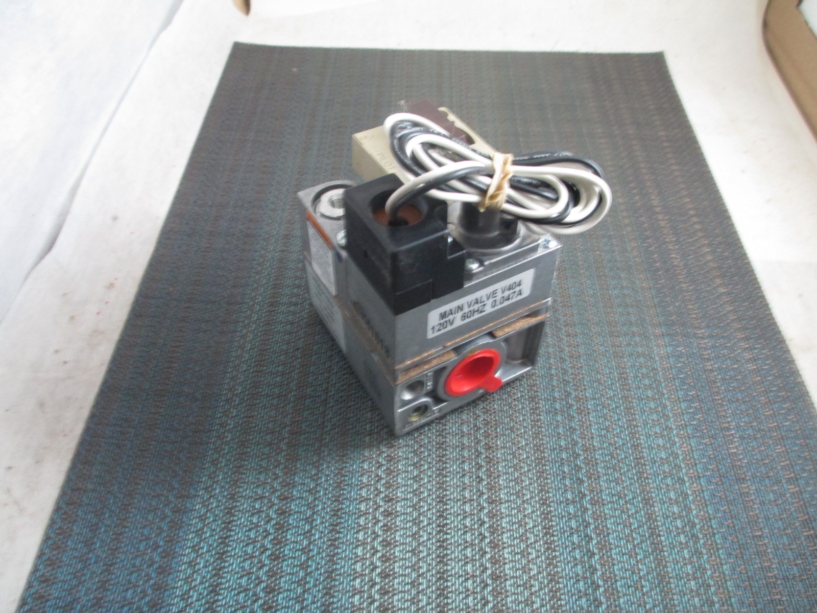 Honeywell V400A1079 Gas Valve NEW!