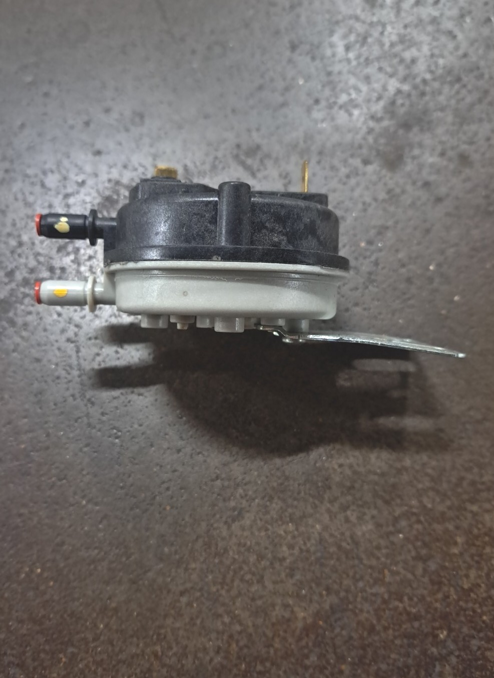 56M0701 / IS2018-5223 HONEYWELL FURNACE PRESSURE SWITCH USED .65″ W.C.