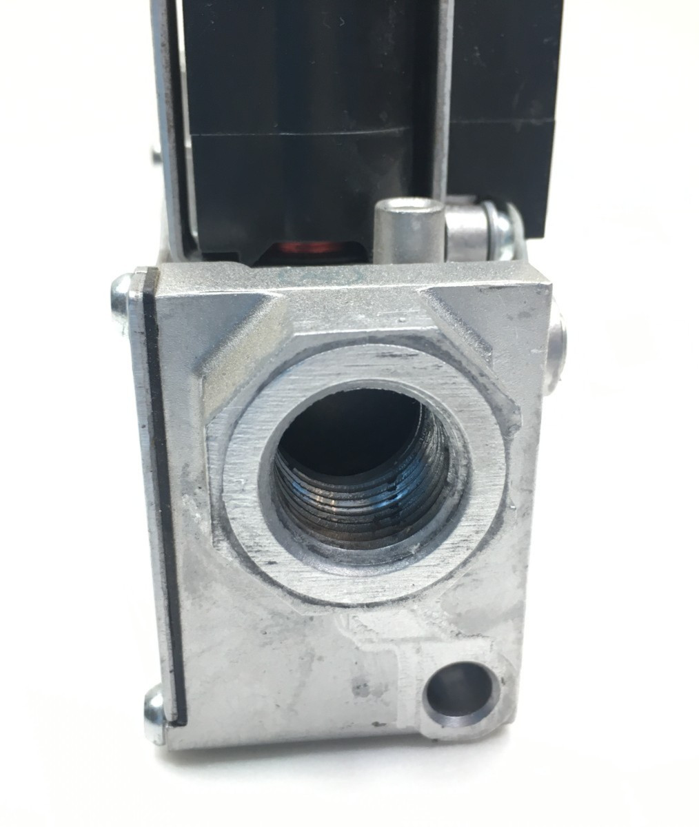 White Rodgers EF32CW151 Bryant Carrier Gas Valve 36J52-580 in/out 1/2″ used G251