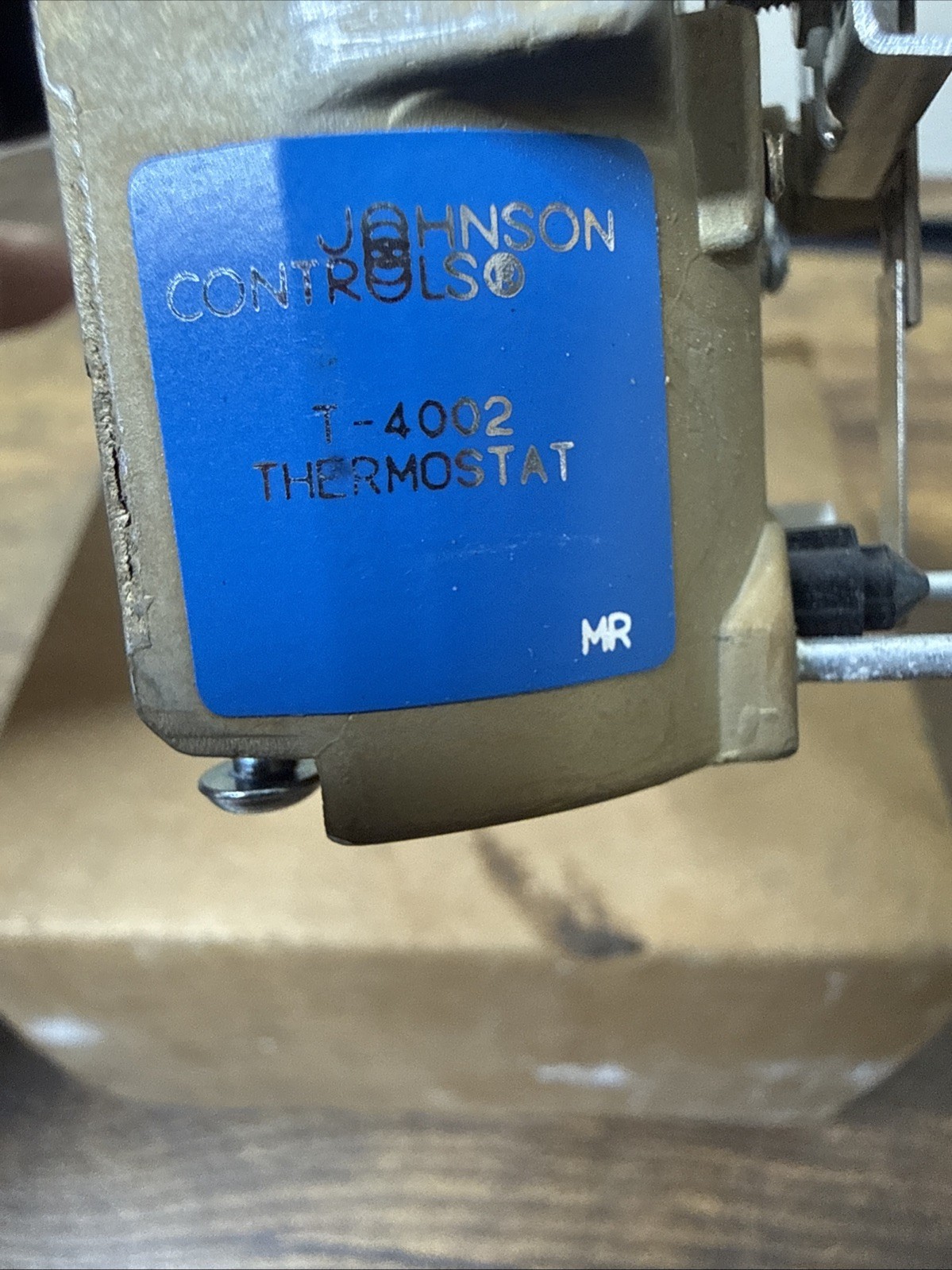 Johnson Controls T-4002-201 Direct-Acting Single Temperature Thermostat