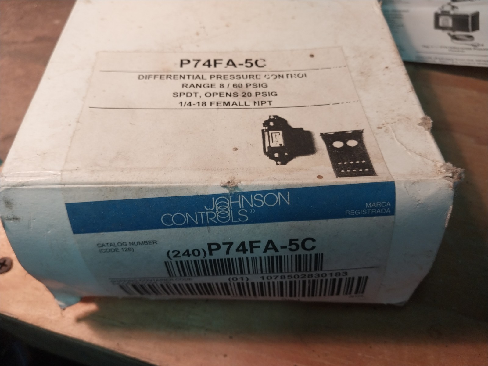 Johnson Controls P74FA-5C Differential Pressure Control Unit New Old Stock