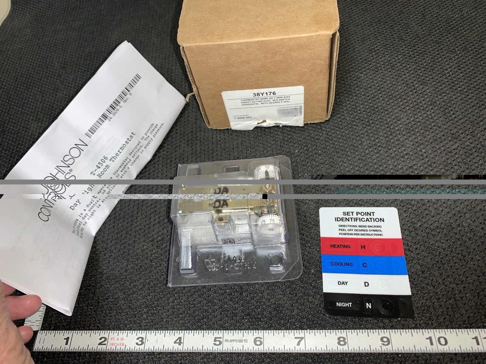 Johnson Controls T-4506-203 38Y176 Dual Temperature Thermostat Day Night