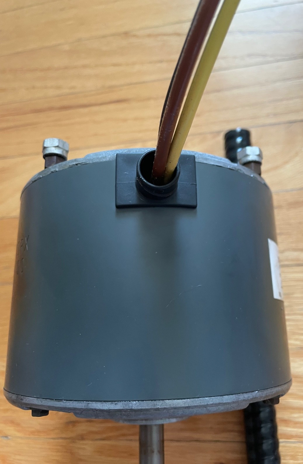 GE Condenser Fan Motor HC35GE237; 5KCP39DFS773S from a Carrier 38TZA030320; USED
