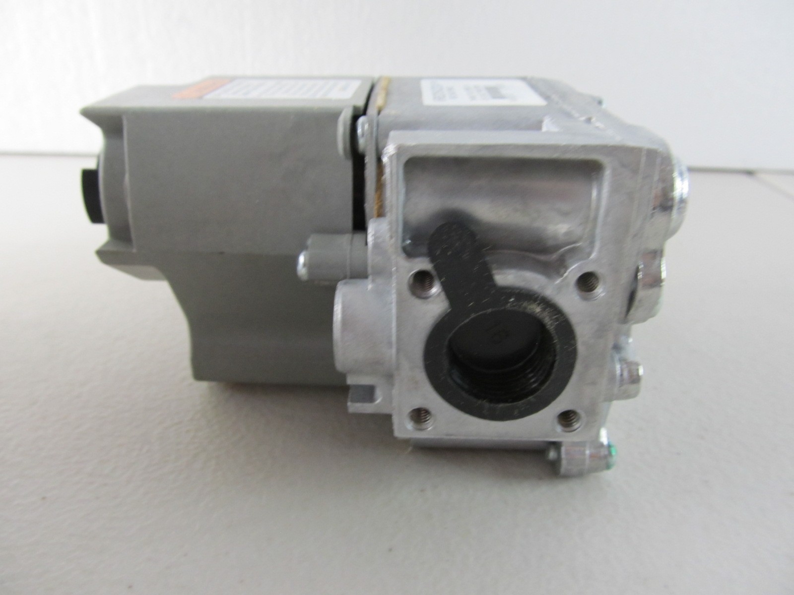 Honeywell VR8205A2024 Gas Valve Direct Ignition 24 VAC 1/2″ 150k BTU, NEW in Box