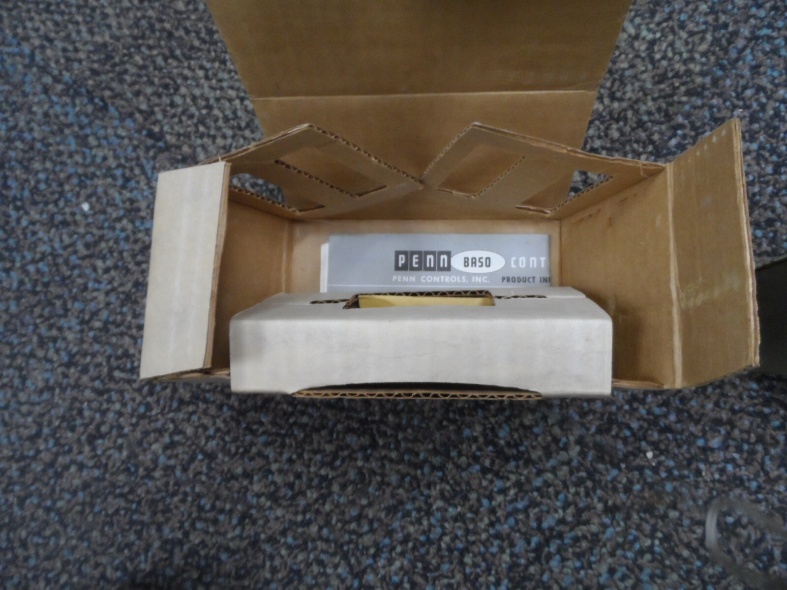 Penn Johnson Controls T25A-16 Two Stage Room Thermostat, Range 40-90 F