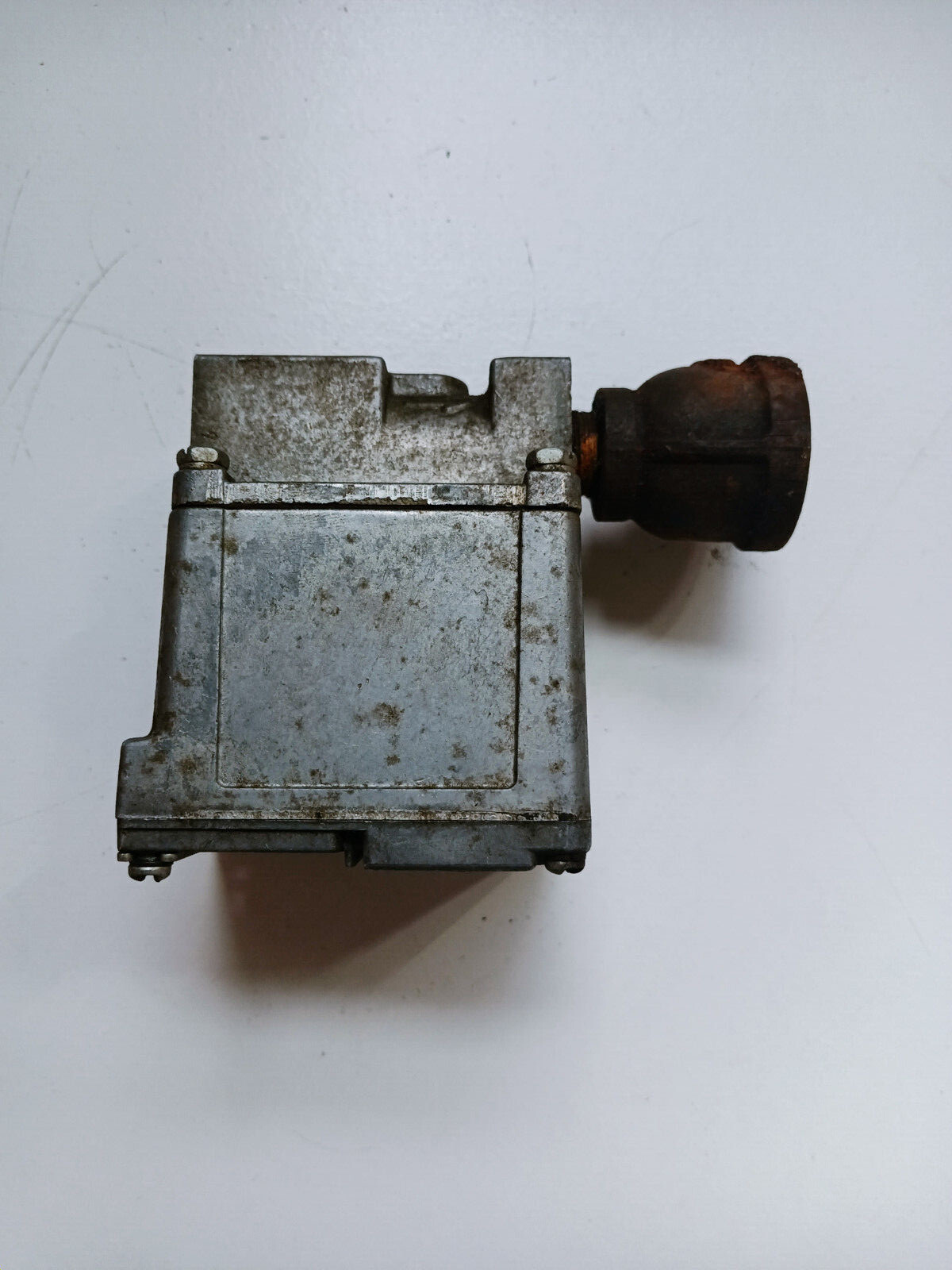honeywell gas valve type v80a6dj3x3 24v .65a .60cy 8 oz press g-1p 3/8