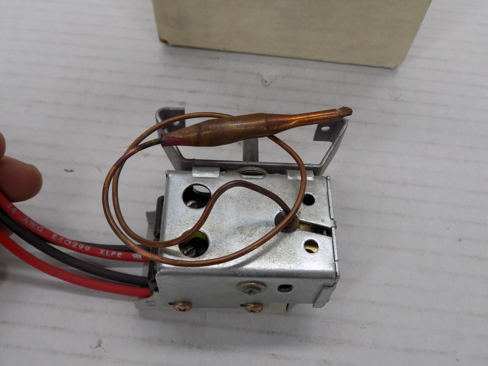 Dayton 2E654 Thermostat – New-LOW VOLTAGE 2 STAGE 45-90 DEGREE UNIT MOUNTED
