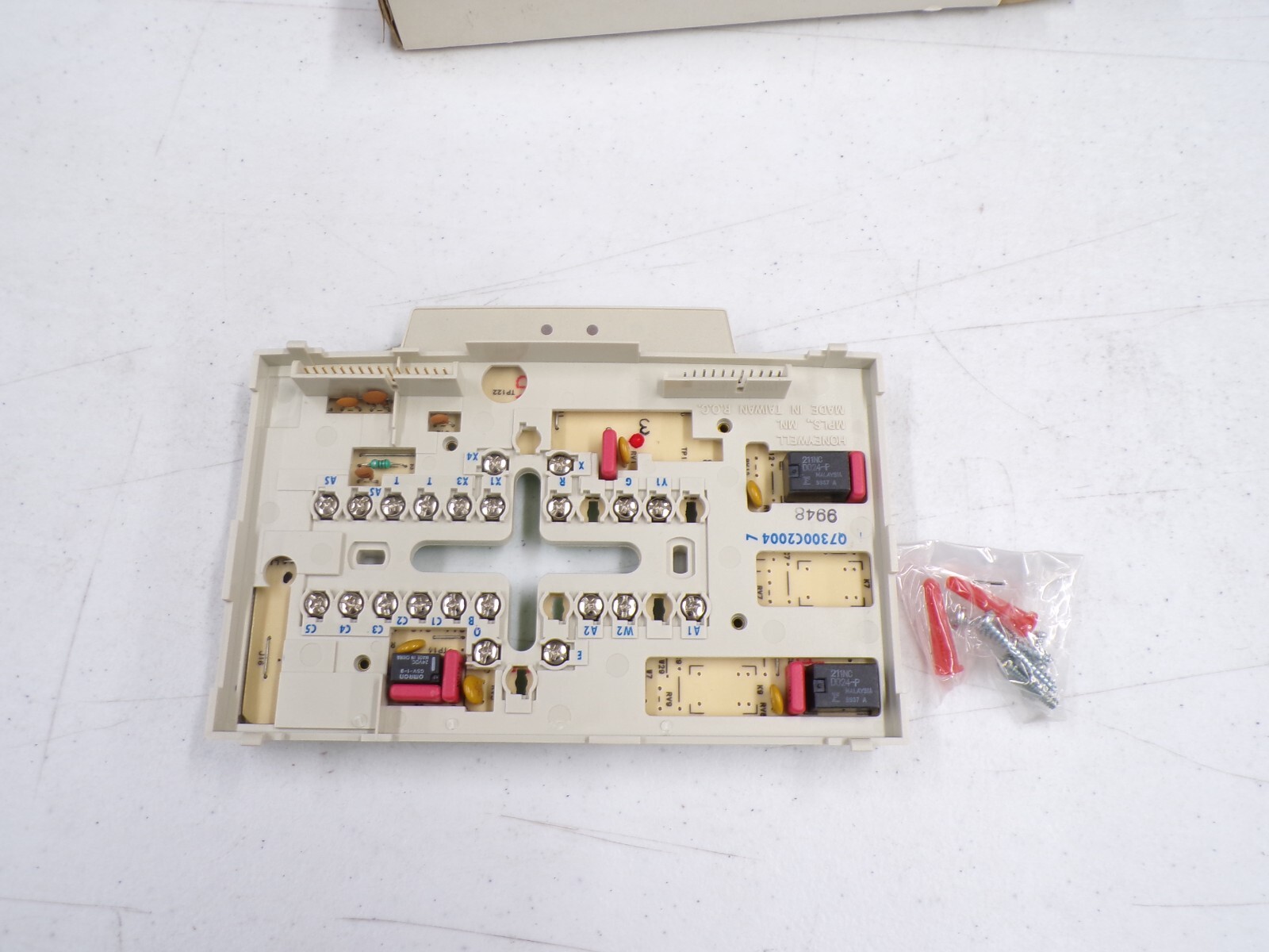 Q7300C2004-HONE HONEYWELL SUBBASE E HT/AUX HT/RMT SNSR 1
