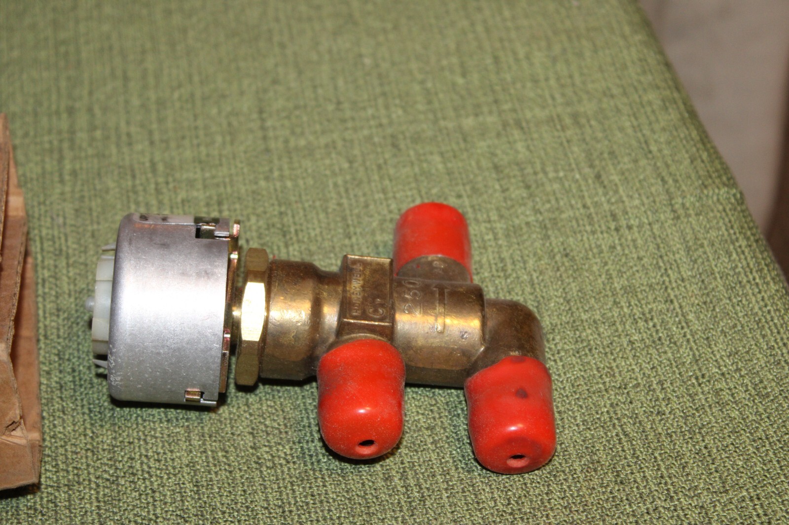 NEW HONEYWELL VP526A1035 Pneumatic 3 Way Unitary Mixing Valve 1/2″ 2.5Cv