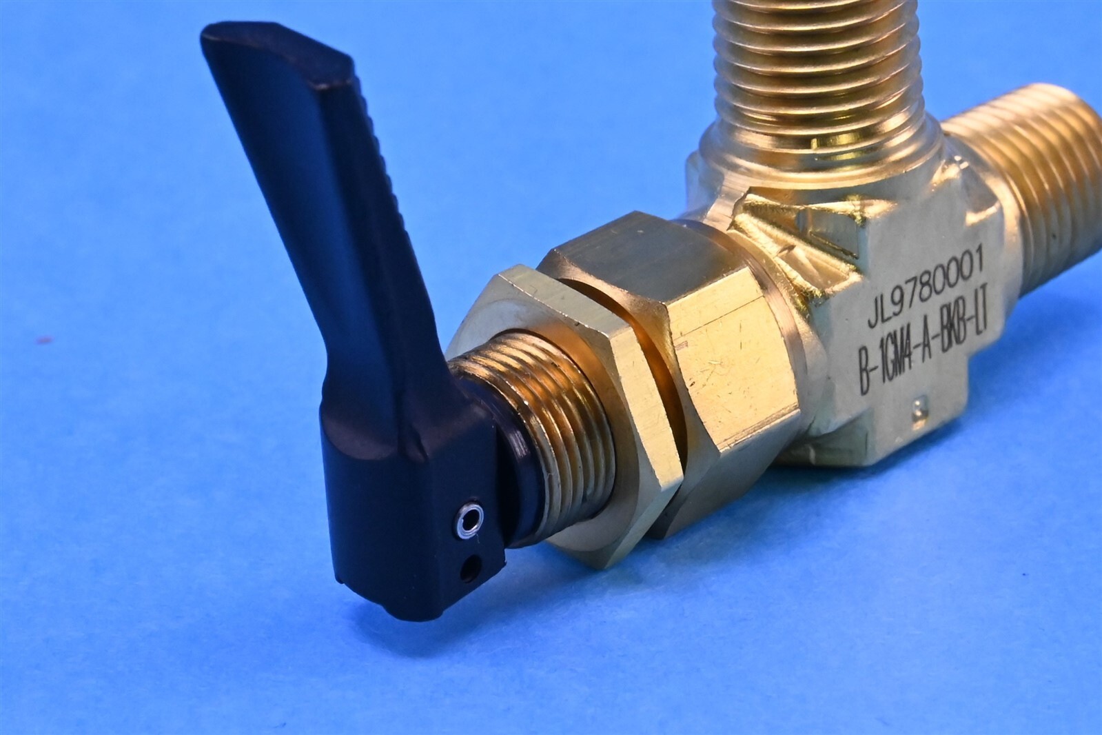 Swagelok Brass Angle-Pattern Toggle Valve 1/4 in NPT B-1GM4