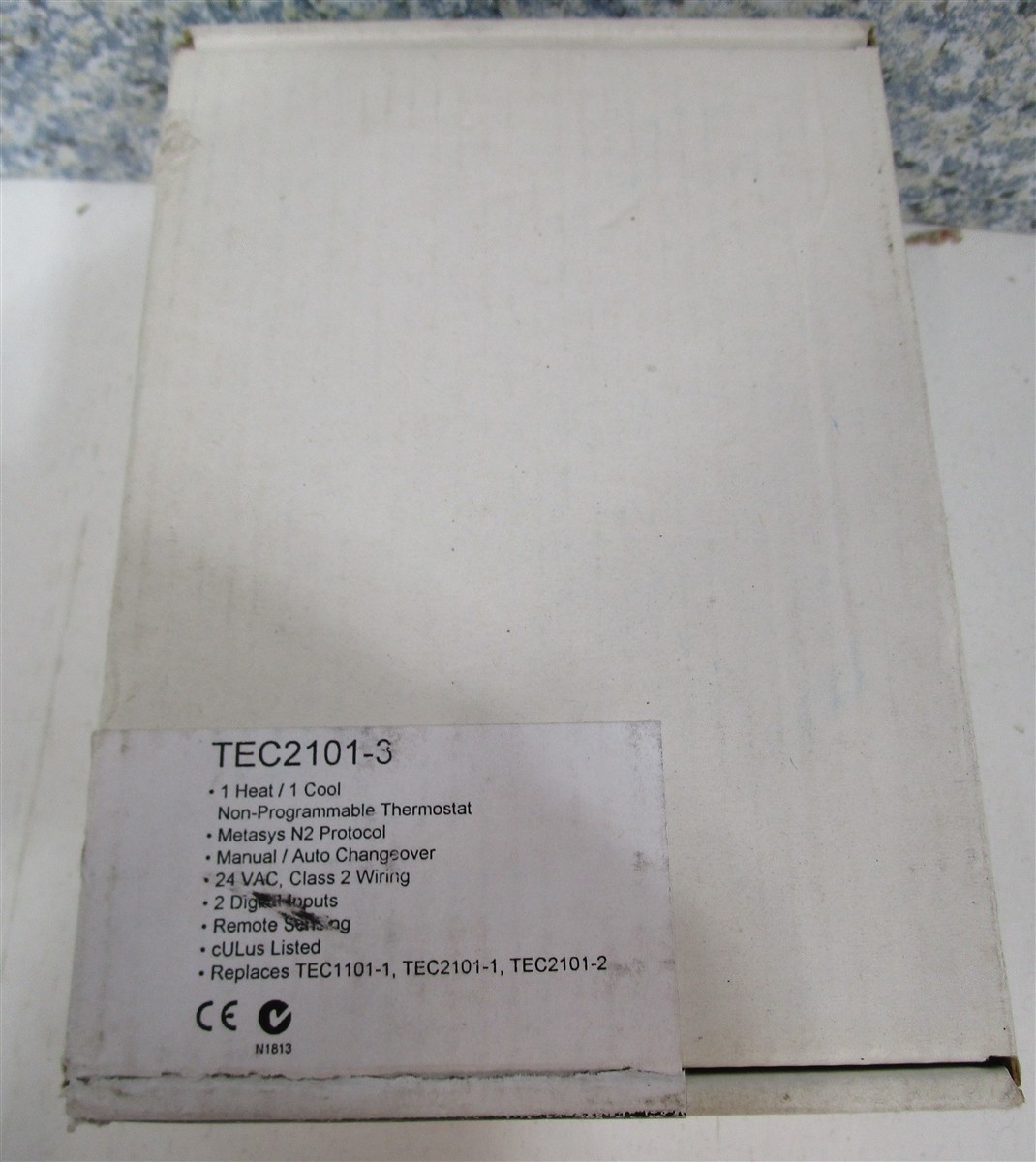 JOHNSON CONTROLS TEC2101-3 Thermostat Non-Programmable 1 Heat/ 1 Cool NEW